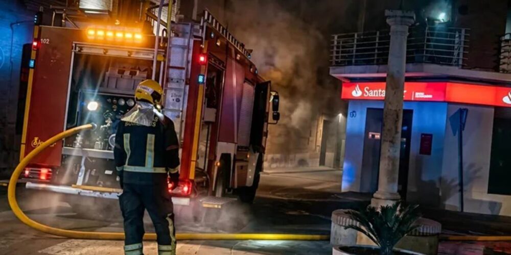 Los bomberos trabajando en la extinción del incendio