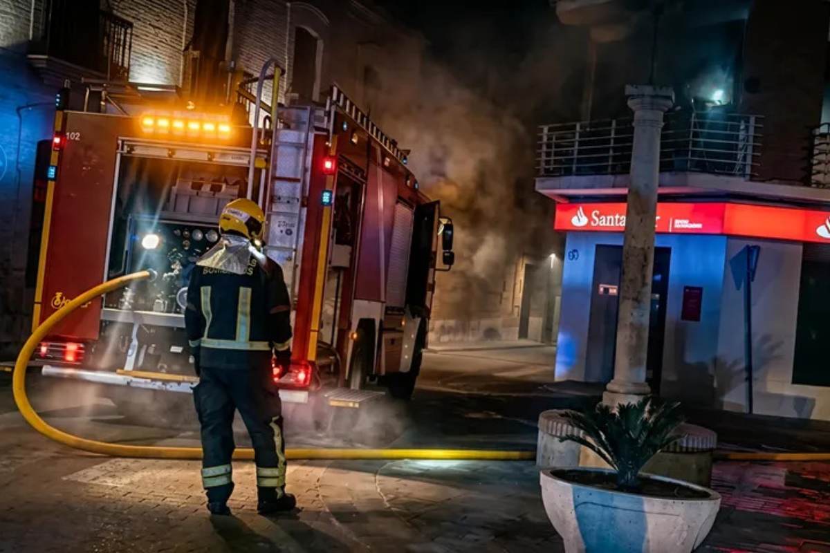 Los bomberos trabajando en la extinción del incendio