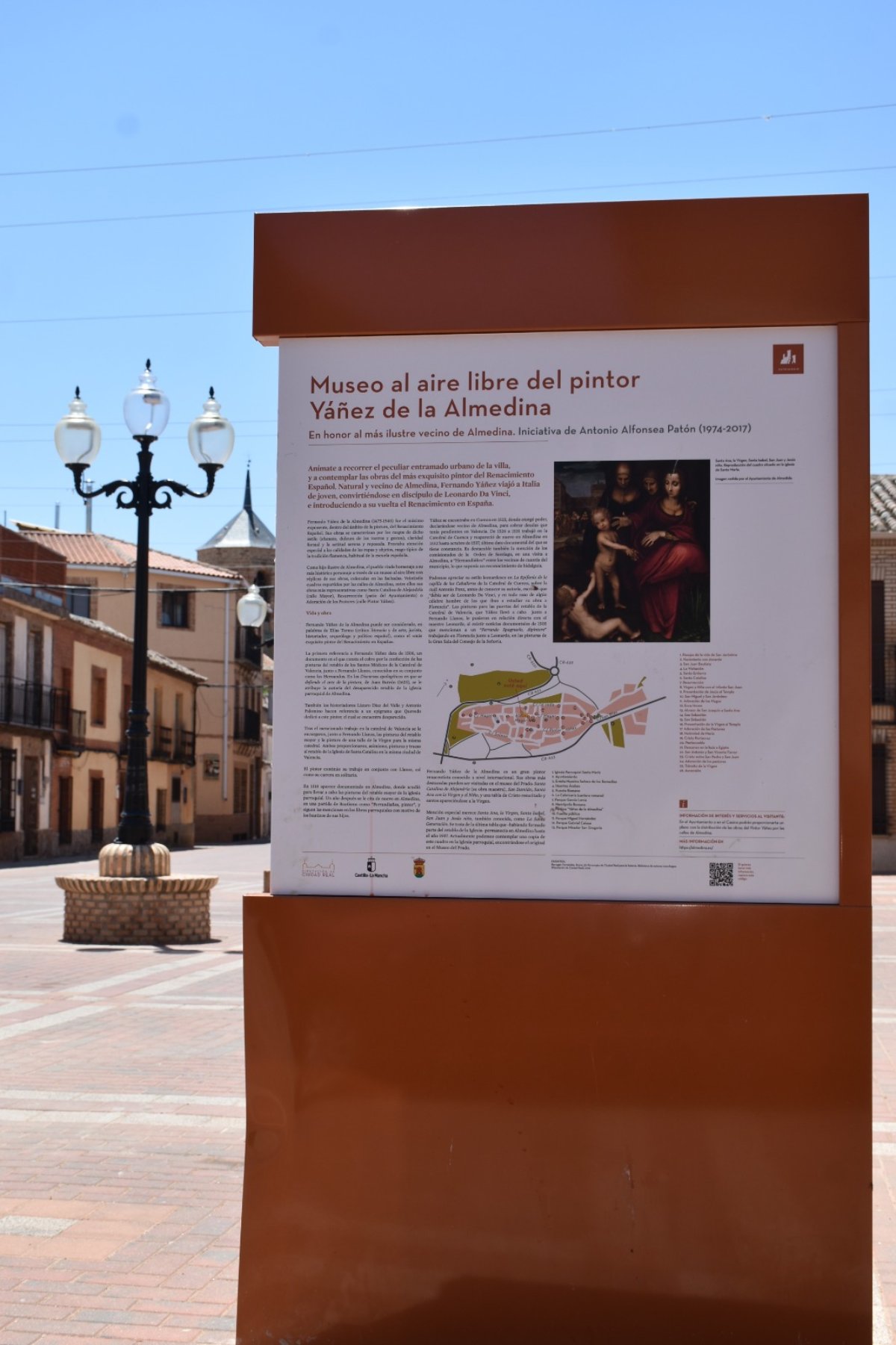 Panel explicativo del museo al aire libre del pintor Yáñez de la Almedina