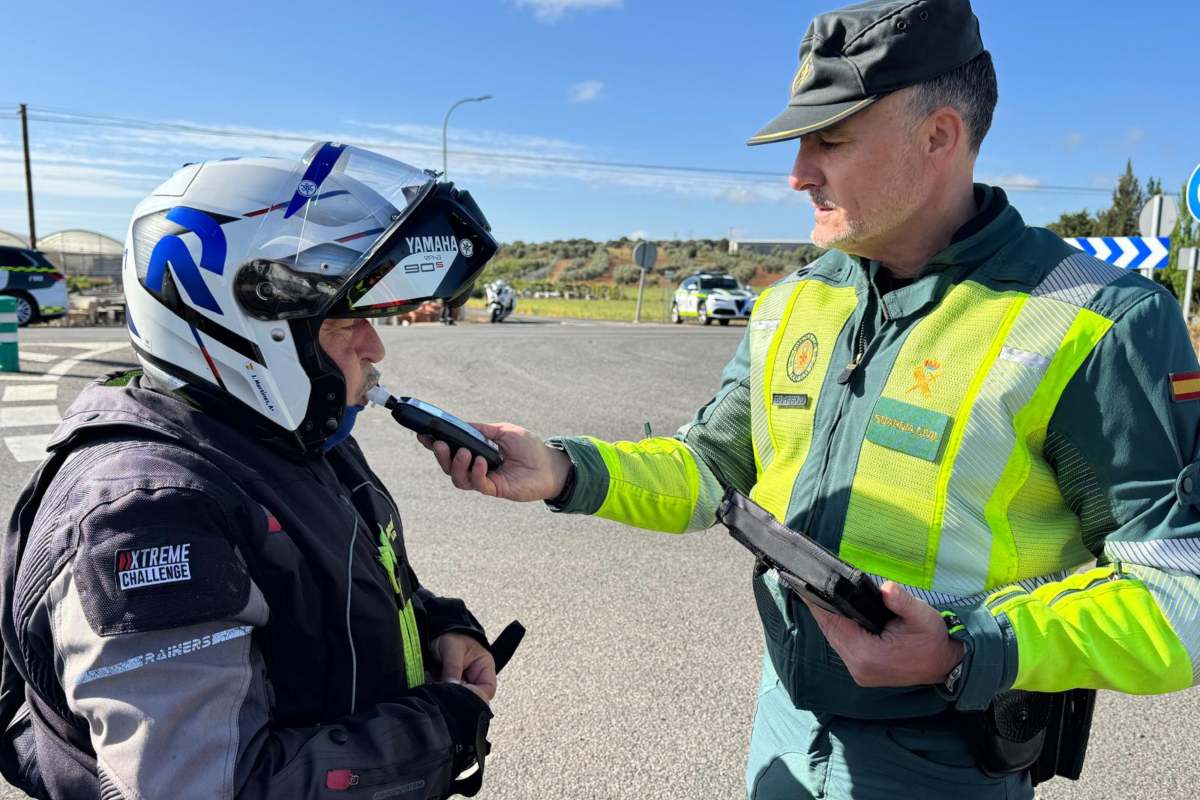 Un agente de la Guardia Civil de Tráfico practica una prueba de alcohol a un motorista