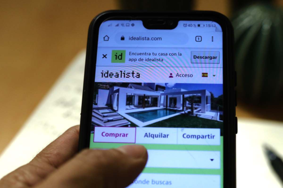 Un usuario con la app de Idealista