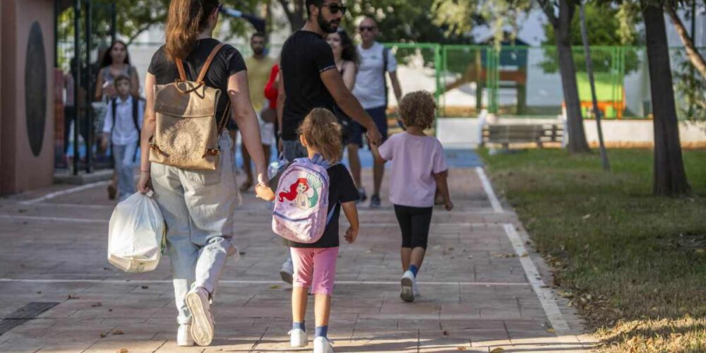 Varios niños a su llegada al colegio.