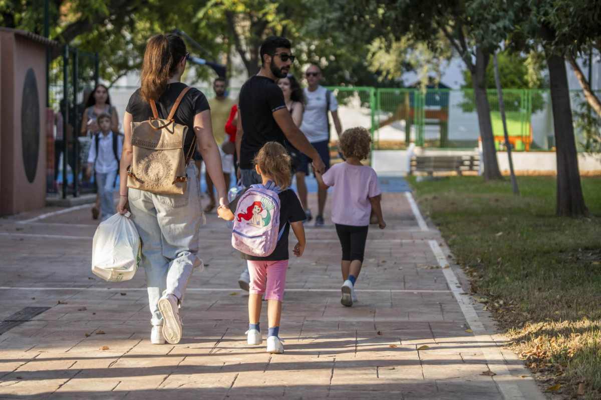 Varios niños a su llegada al colegio.