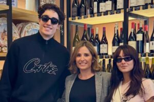 Aitana y Plex en el restaurante Los Chopos, en La Gineta (Albacete). Foto: @loschopos_