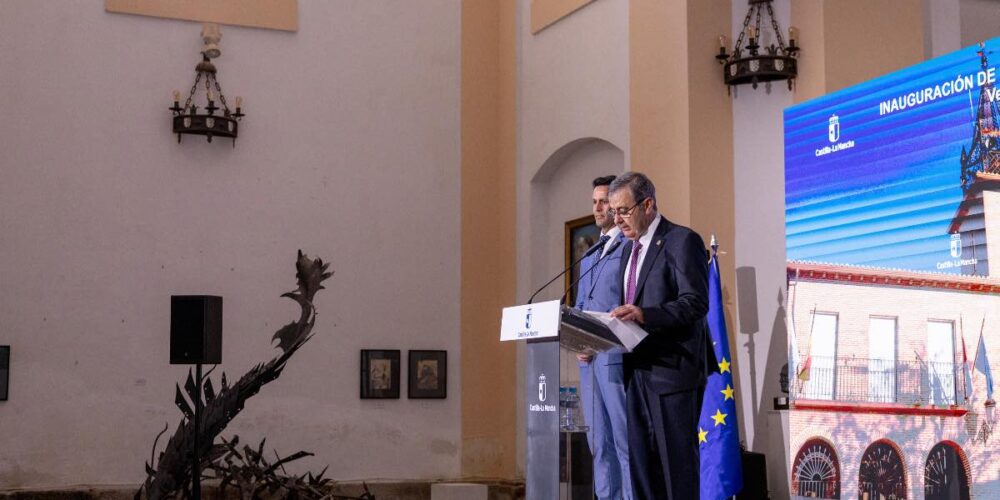En el atril, el actual alcalde de Velada (Toledo). A su lado, el teniente de alcalde