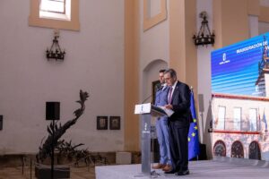 En el atril, el actual alcalde de Velada (Toledo). A su lado, el teniente de alcalde