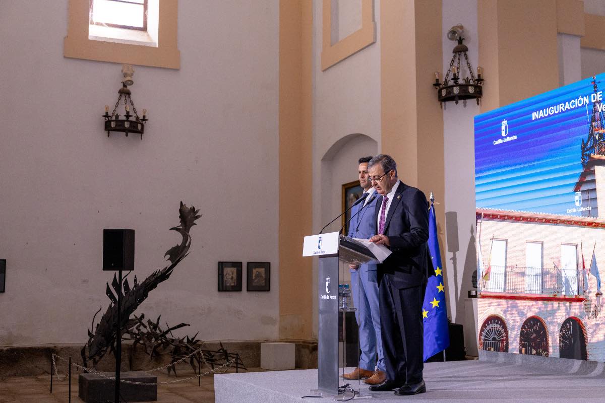 En el atril, el actual alcalde de Velada (Toledo). A su lado, el teniente de alcalde