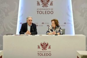 La concejala de Cultura, Ana Pérez, y el presidente de la Junta Pro Corpus, Juan Carlos Fernández Layos