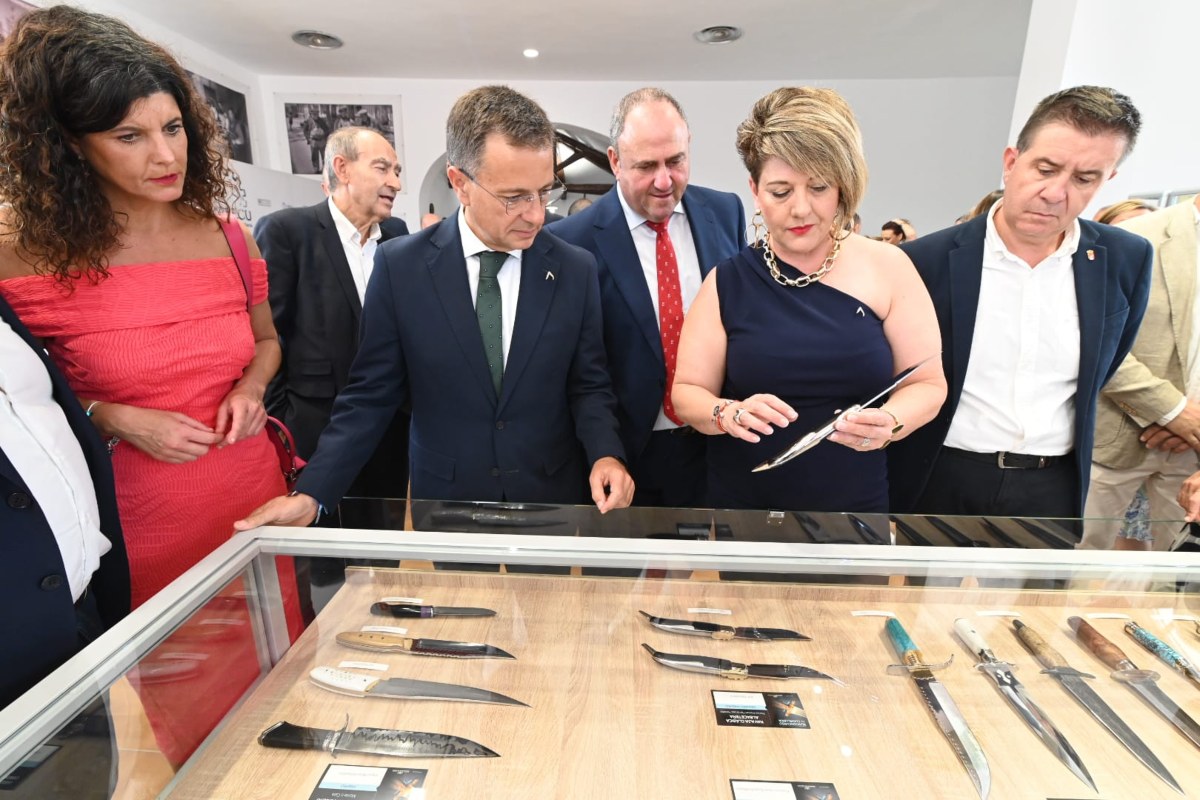 Representantes políticos en una exposición de cuchillería en Albacete. Foto de archivo