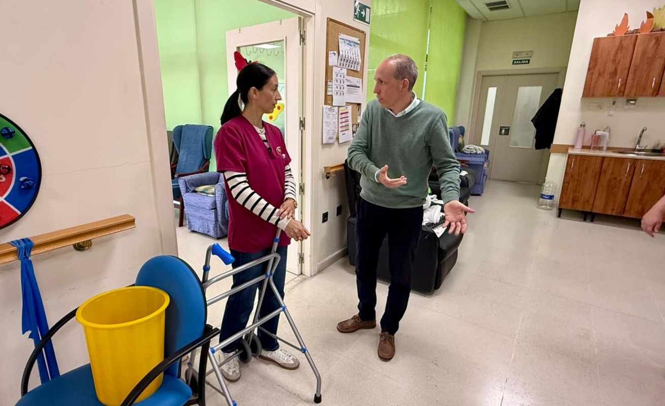 Daniel Arias, departiendo con una cuidadora.