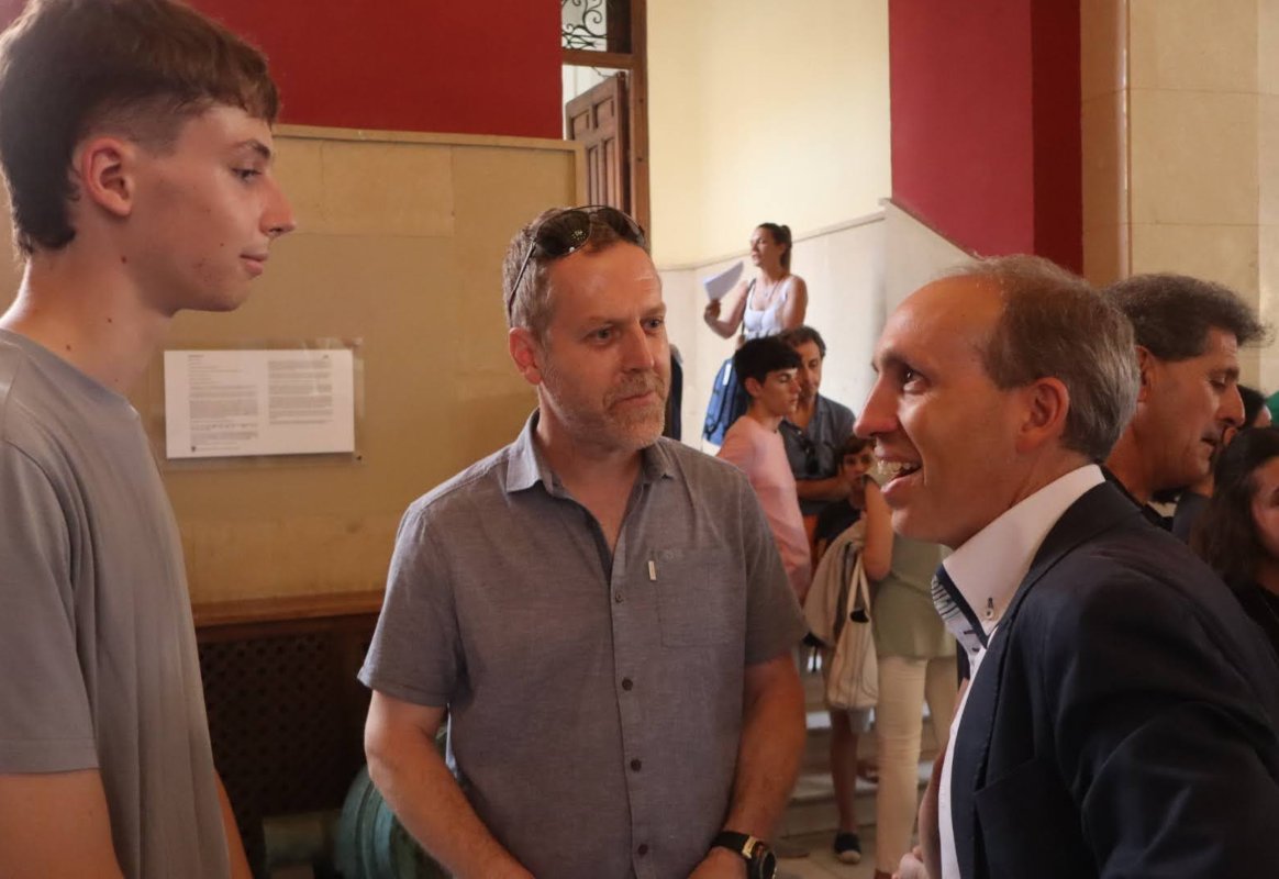 El vicepresidente segundo Daniel Arias, con familiares de becados en Irlanda.