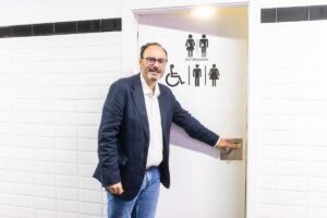 Roberto Narro, Baño ostomizados