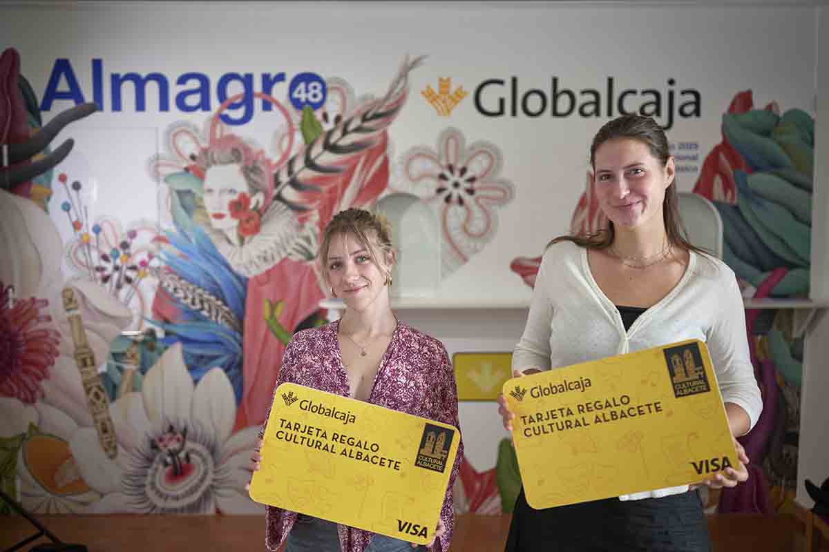 Las beneficiarias de la Beca Globalcaja en la anterior edición, Nora Osma y Amanda Belloso. Foto: Pablo Lorente