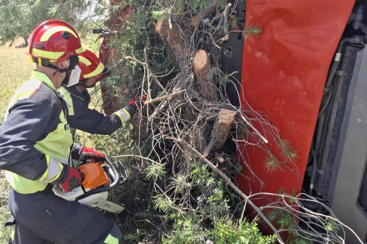 Los bomberos trabajando en la excarcelación del conductor