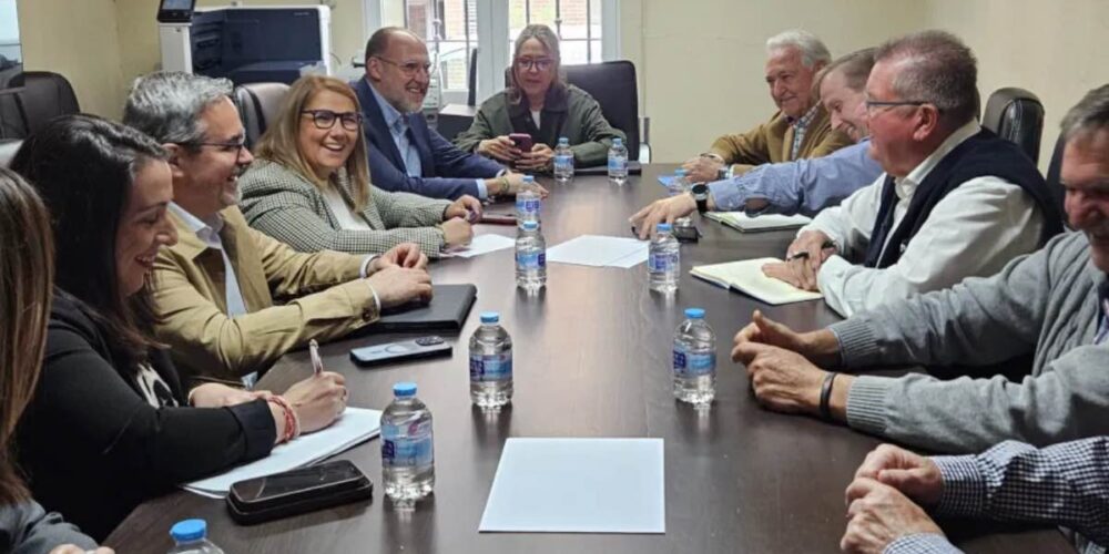 Reunión entre la Junta y la comunidad de regantes. Foto: JCCM
