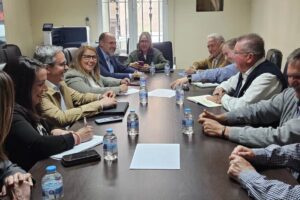 Reunión entre la Junta y la comunidad de regantes. Foto: JCCM