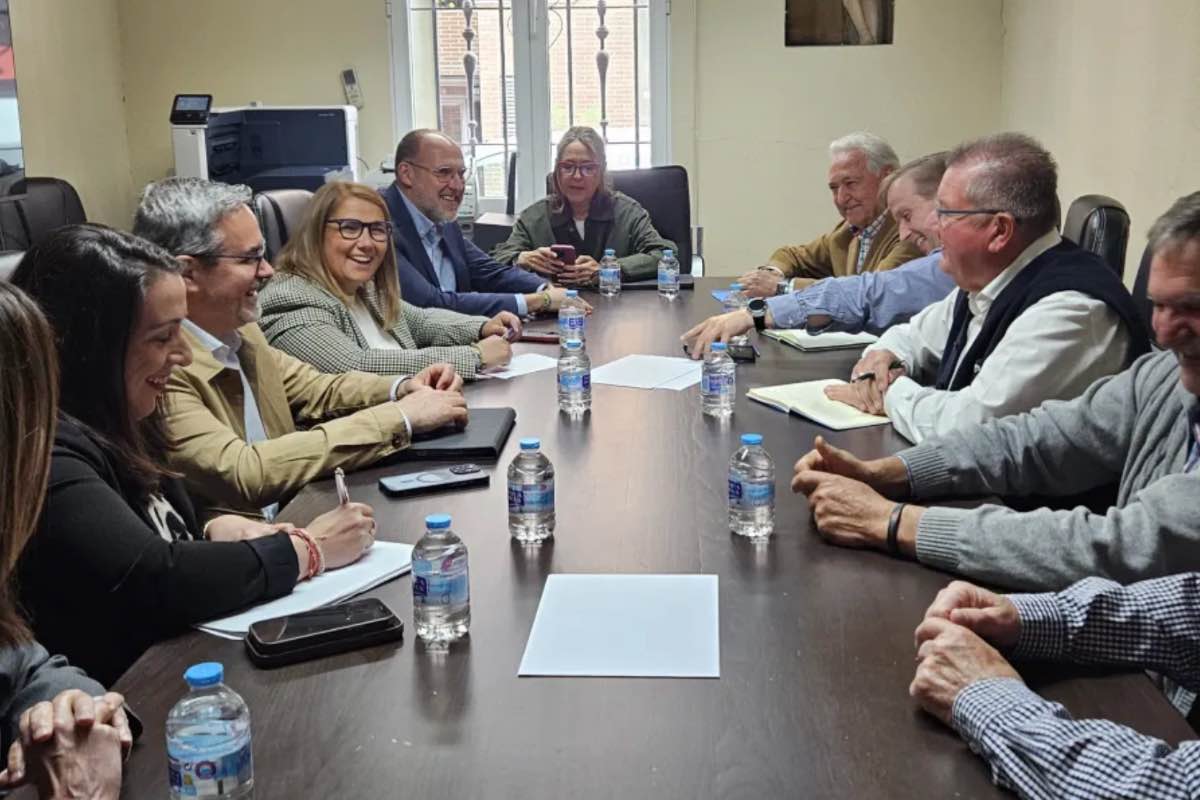 Reunión entre la Junta y la comunidad de regantes. Foto: JCCM