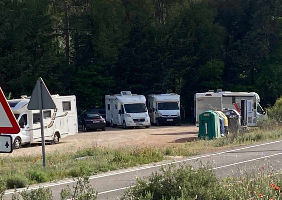 Caravanas cerca de la carretera.