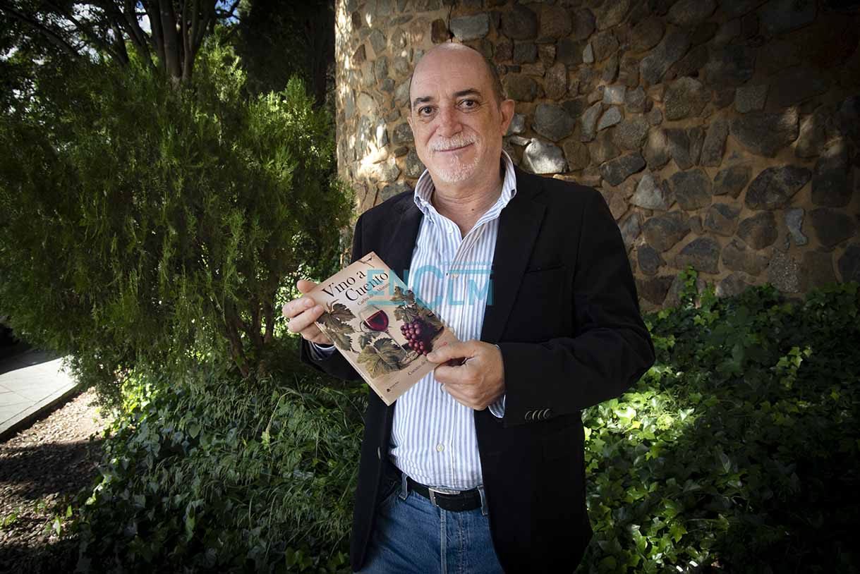 Carlos de la Morena, periodista de TVE en Castilla-La Mancha y autor del libro "Vino a Cuento". Foto: Rebeca Arango.