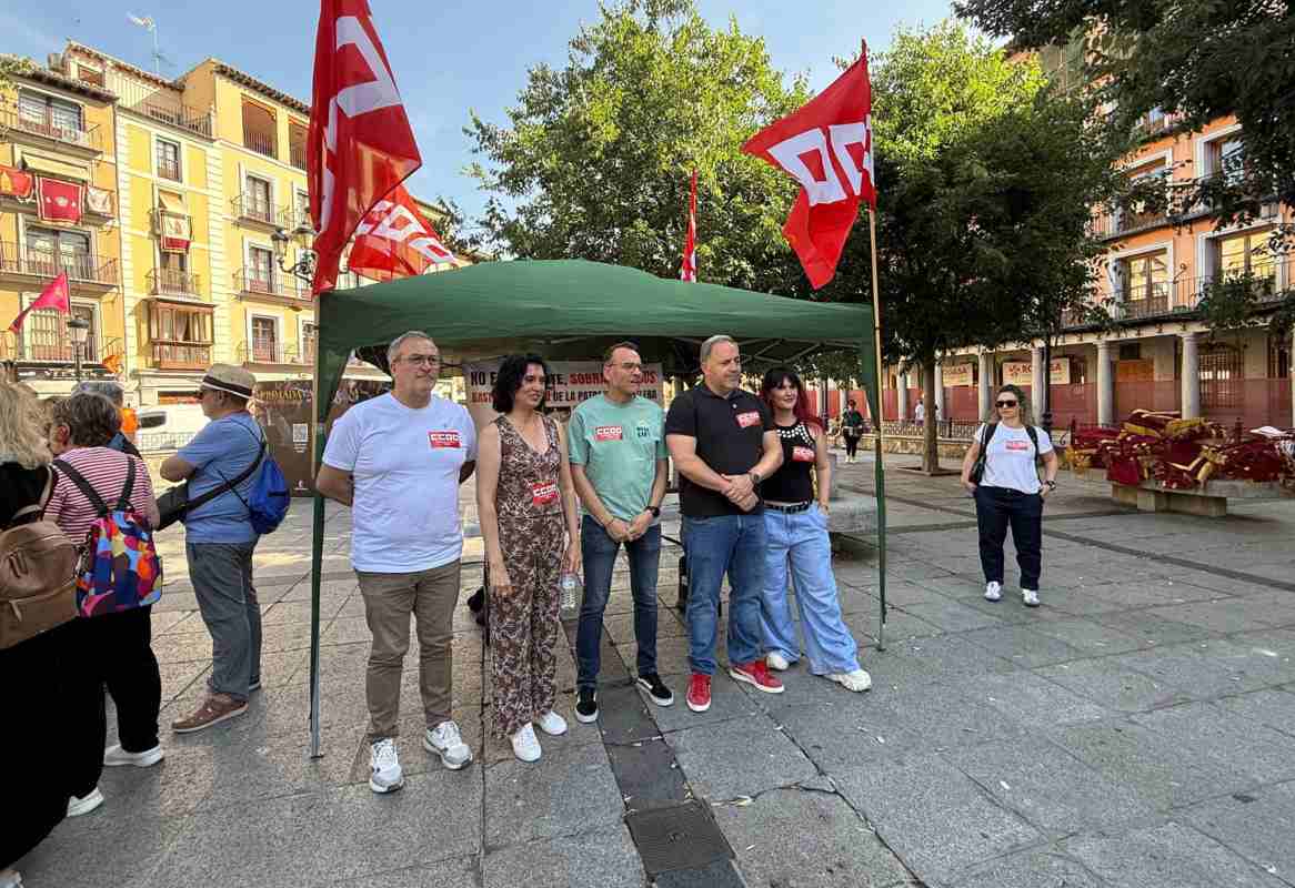 Stand informativo de CCOO Toledo en Zocodover.