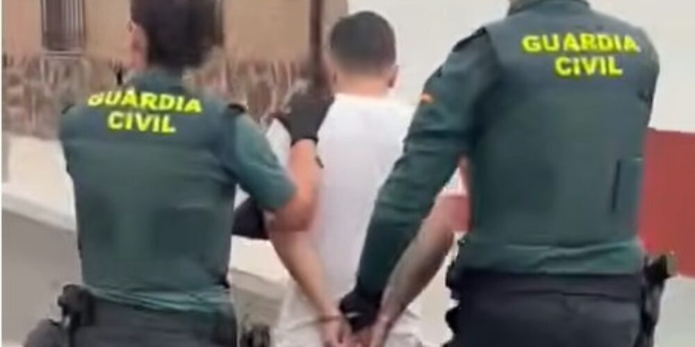 Momento de la detención del joven por los disturbios acaecidos en Cobisa.