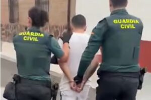 Momento de la detención del joven por los disturbios acaecidos en Cobisa.