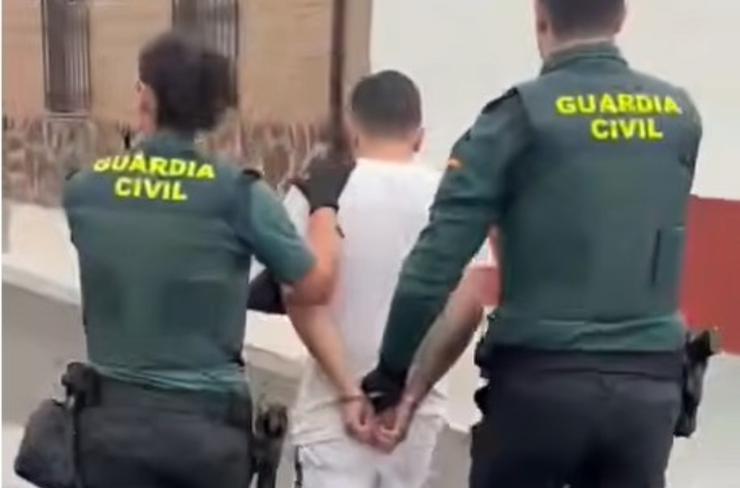 Momento de la detención del joven por los disturbios acaecidos en Cobisa.