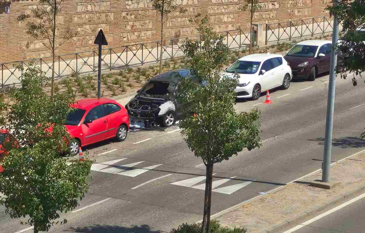 Así quedó de calcinada la parte delantera del coche.