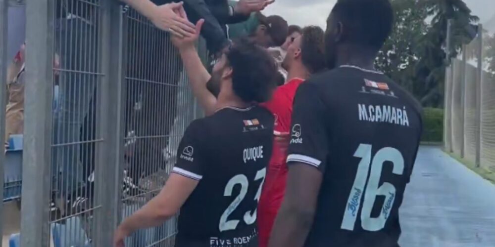 Jugadores de la UB Conquense, saludando a la afición tras el partido.