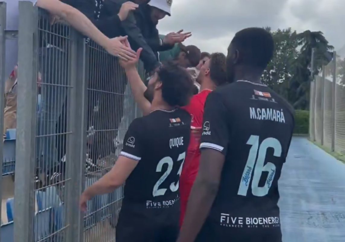 Jugadores de la UB Conquense, saludando a la afición tras el partido.