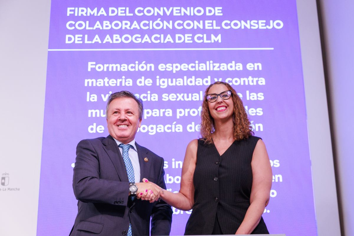 La consejera de Igualdad, Sara Simón, firma un convenio de formación en materia de violencia sexual con el Consejo de la Abogacía de Castilla-La Mancha, (Fotos: D. Esteban González // JCCM)