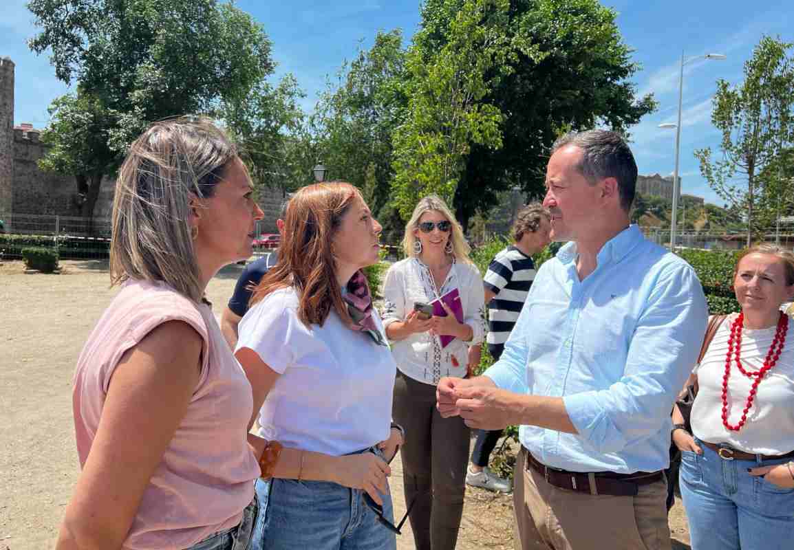 Noelia de la Cruz, hablando con el alcalde.