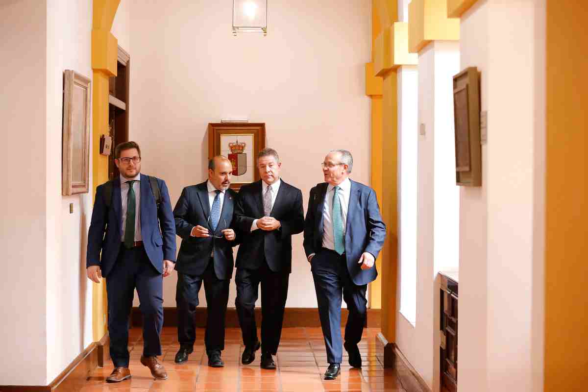 Nacho Hernando, Pablo Bellido, Emiliano García-Page y Juan Alfonso Ruiz Molina antes del pleno en las Cortes regionales.