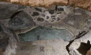 La cueva manantial bajo la ermita de la Virgen del Valle.