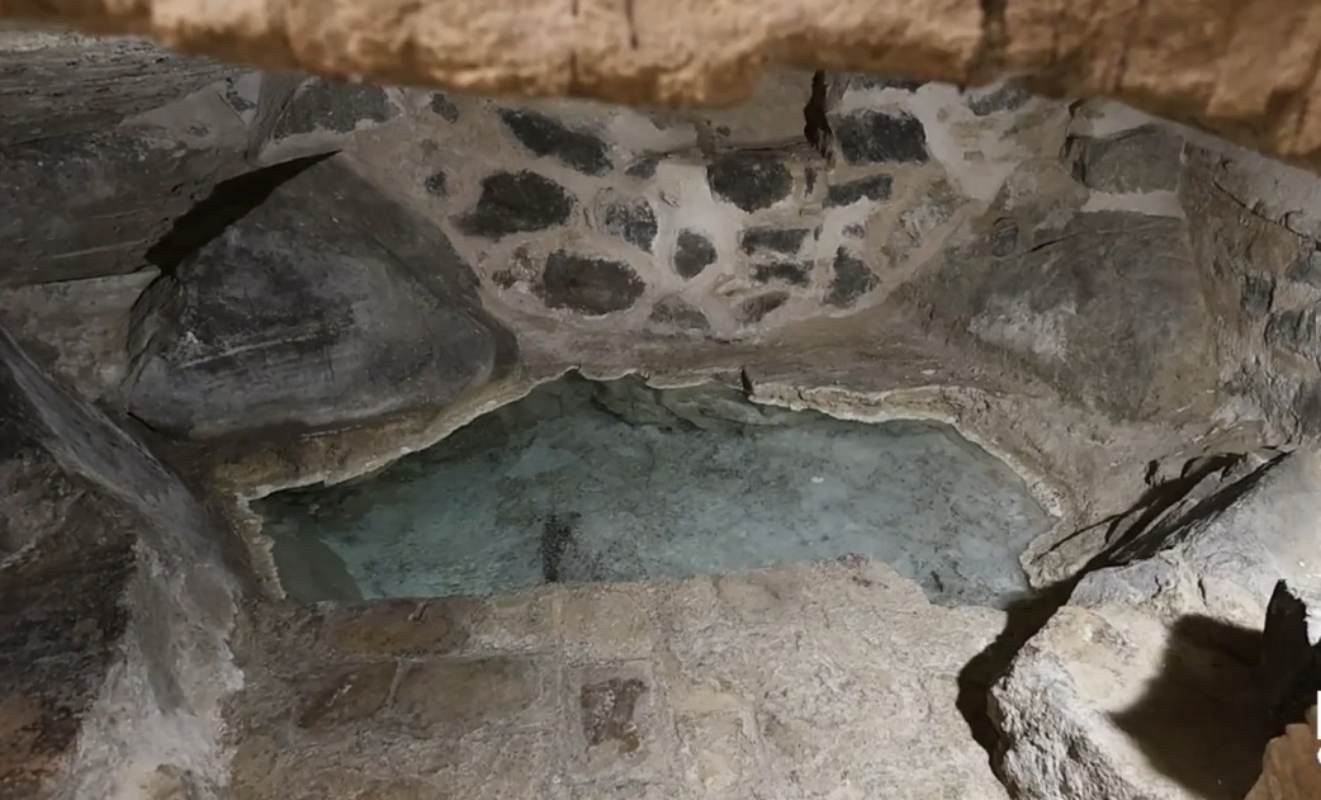 La cueva manantial bajo la ermita de la Virgen del Valle.