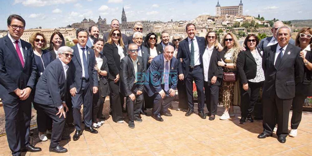 Foto de familia con Emiliano García-Page, Carlos Velázquez y los miembros de la cofradía de la Virgen del Valle. Foto: Rebeca Arango.