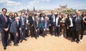 Foto de familia con Emiliano García-Page, Carlos Velázquez y los miembros de la cofradía de la Virgen del Valle. Foto: Rebeca Arango.