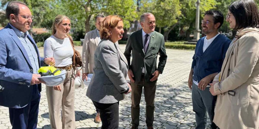 La presidenta de la Diputación de Toledo en una visita a Talavera