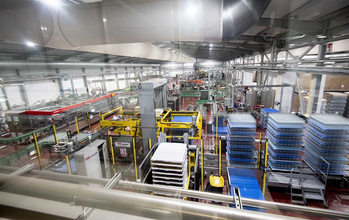 Industria, fábrica, exportaciones, trabajo, empresa, embotelladora, maquinas,