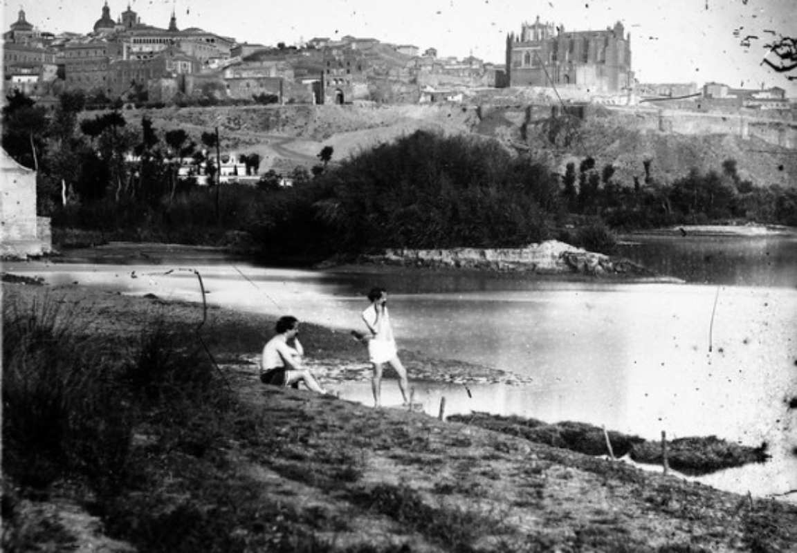 Dos bañistas en el Tajo, en 1864. Foto: Eduardo Sánchez Butragueño.