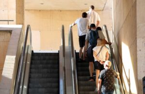 Ultimo tramo de escaleras mecánicas del Miradero de Toledo.