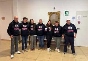 Equipo de EAPN junto con personas en situación vulnerable.