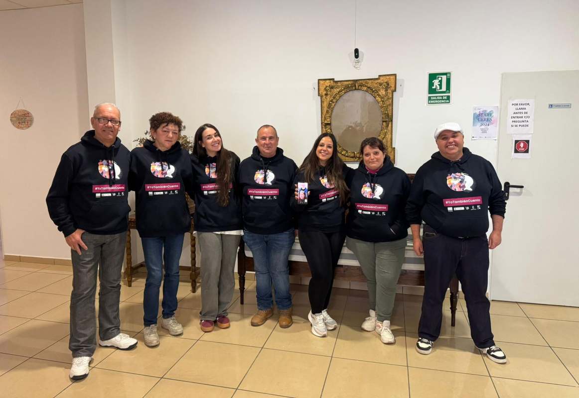 Equipo de EAPN junto con personas en situación vulnerable.
