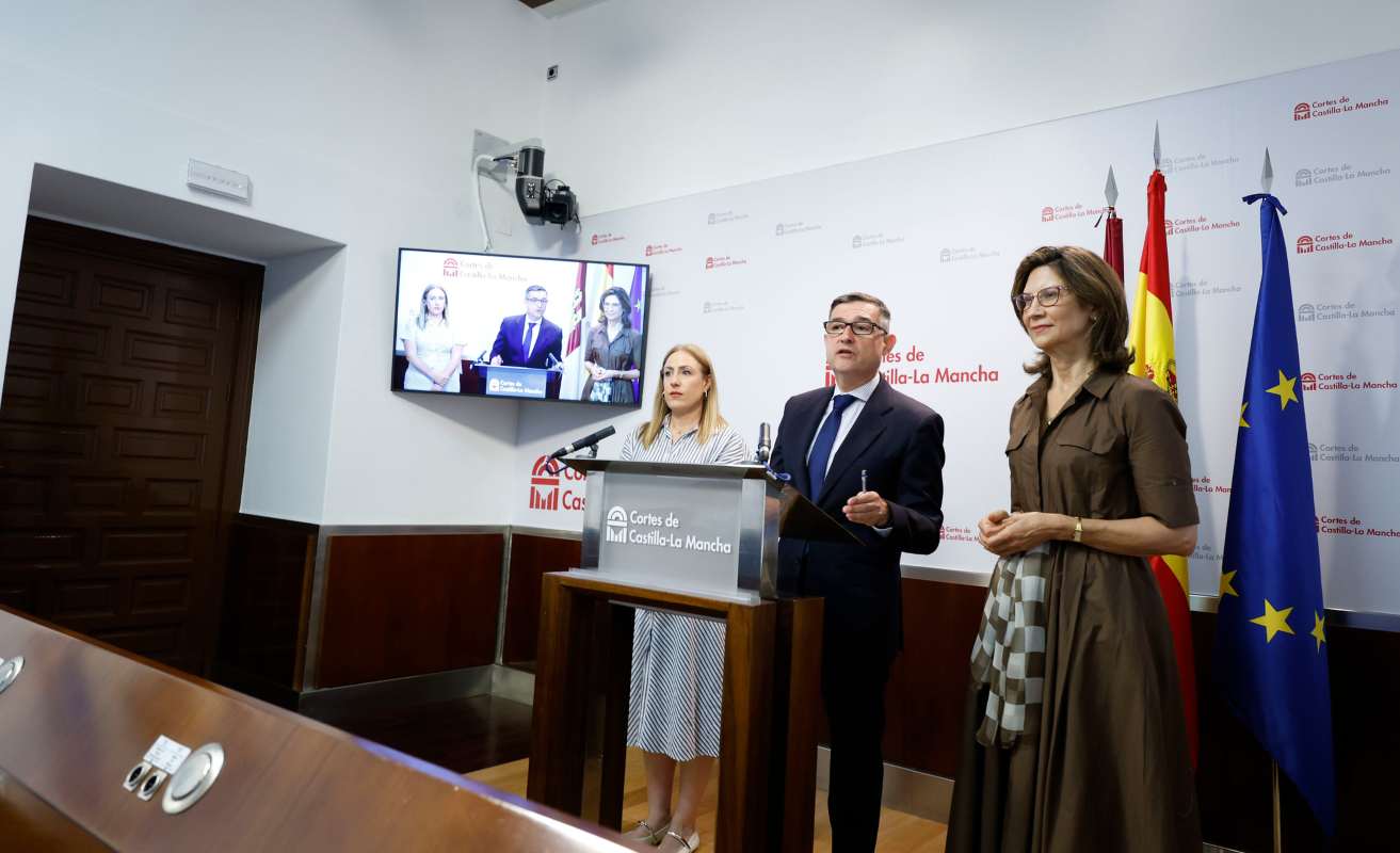 El presidente del Consejo Regional de Transparencia y Buen Gobierno, Fernando Muñoz, junto con equipo.