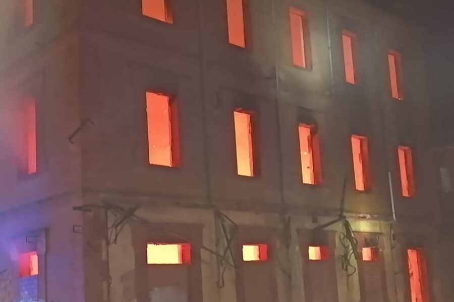 Vídeo | Los bomberos evitaron que se propagase a casas colindantes el incendio de un edificio abandonado en Malagón