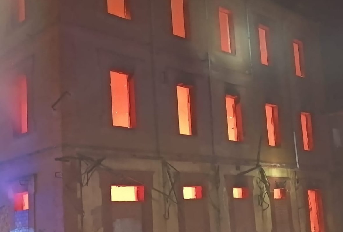 El edificio en llamas. Foto: Emergencia Ciudad Real.