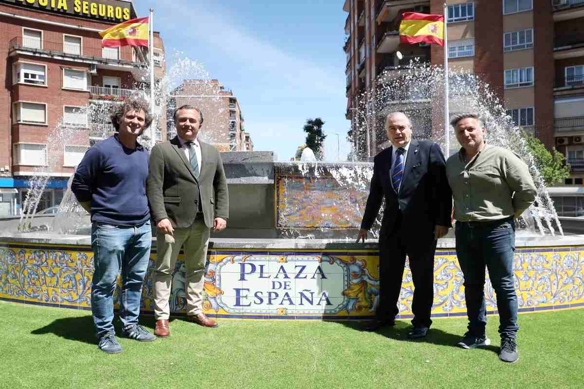 La "nueva" fuente de la Plaza de España, con José Julián Gregorio y David Moreno.