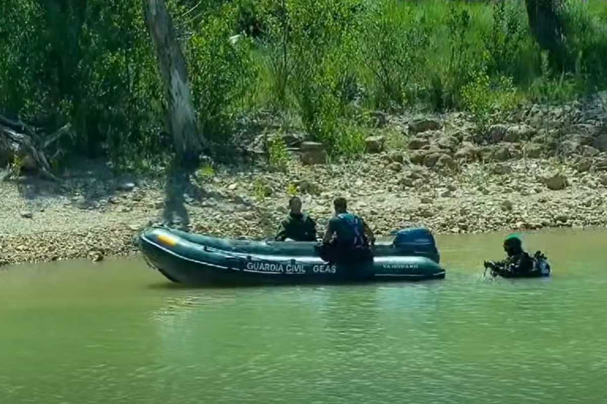 Imagen del Grupo Especial de Actividades Subacuáticas (GEAS) en el pantano de Almansa.