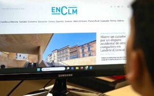 Una persona leyendo la página web de ENCLM