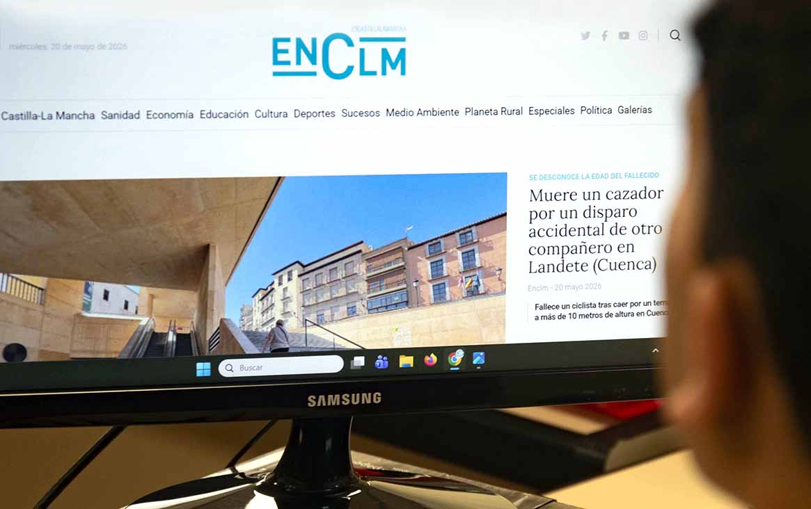 Una persona leyendo la página web de ENCLM